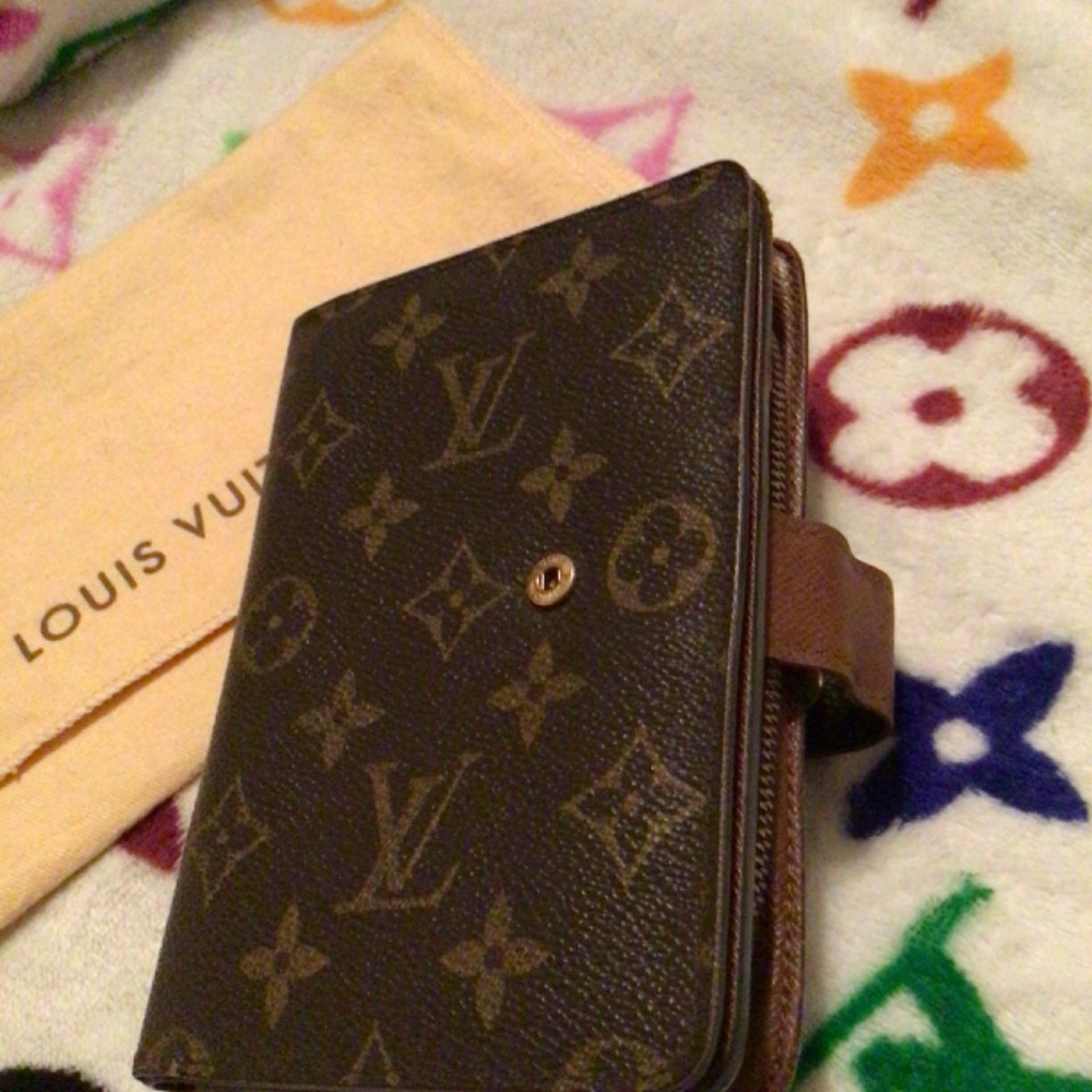 💯 % Authentic PASSPORT WALLET - Picture 12 of 15